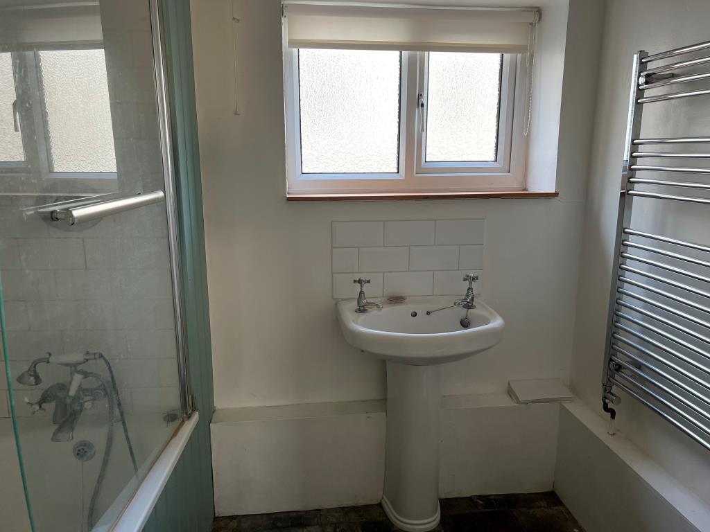 Lot: 74 - THREE-BEDROOM TOWN CENTRE HOUSE FOR IMPROVEMENT - Bathroom